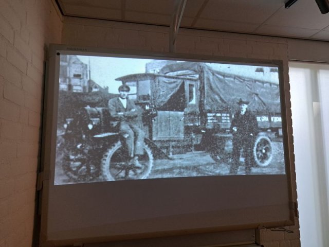 OVH17 Twee mannen op een der eerste GTW-vrachtwagens